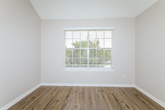 Building Photo - 10410 Enchanted