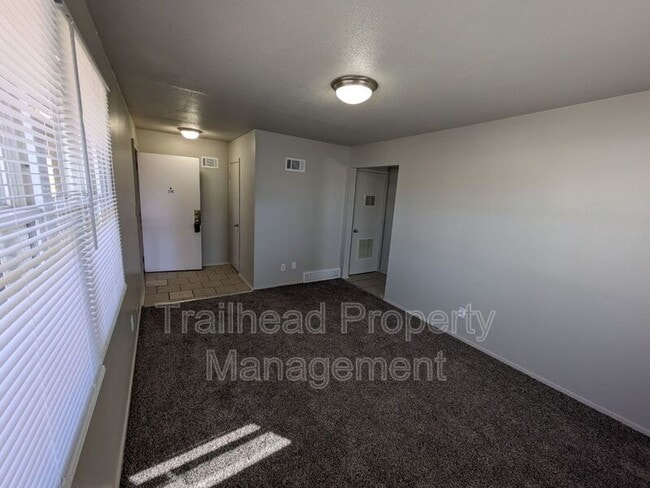 Building Photo - 3327 S Oxford Ave