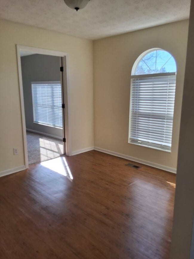 Building Photo - Strawberry Plains, 37871 - 3 bedroom, 2 bath home - Contact Sharon Arnwine (865) 313-7215