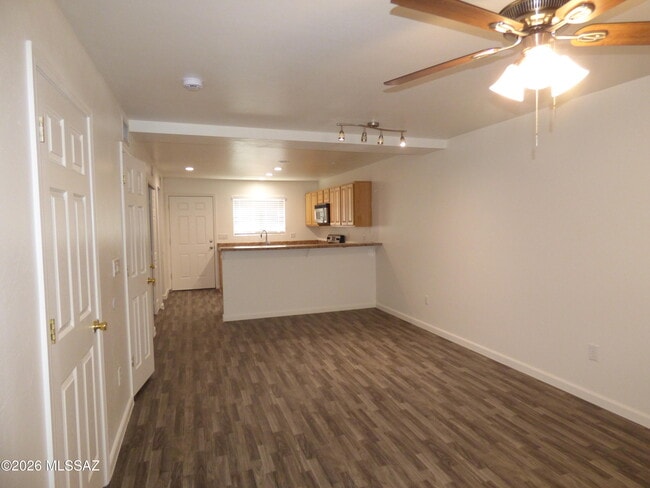 Building Photo - 1077 N Riverside Dr