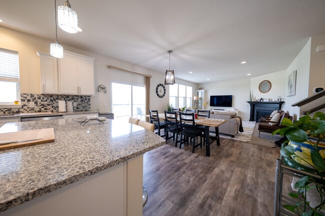 Building Photo - 5595 Queensland Ln N