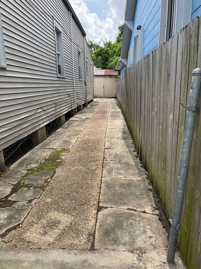 Building Photo - Charming 2BR Duplex in New Orleans
