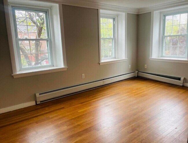 Building Photo - 413 2nd St