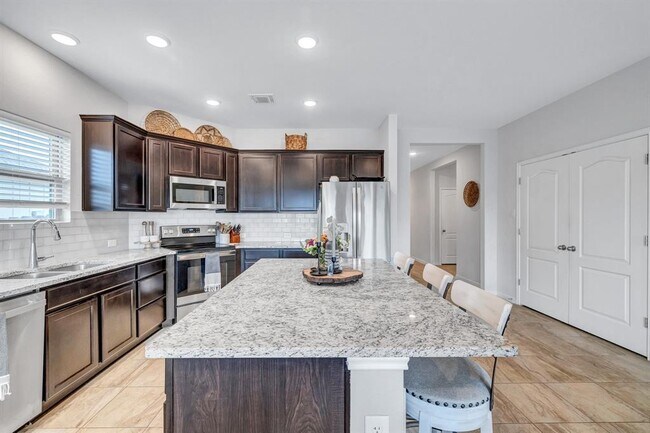 Building Photo - 717 Friar Tuck Dr