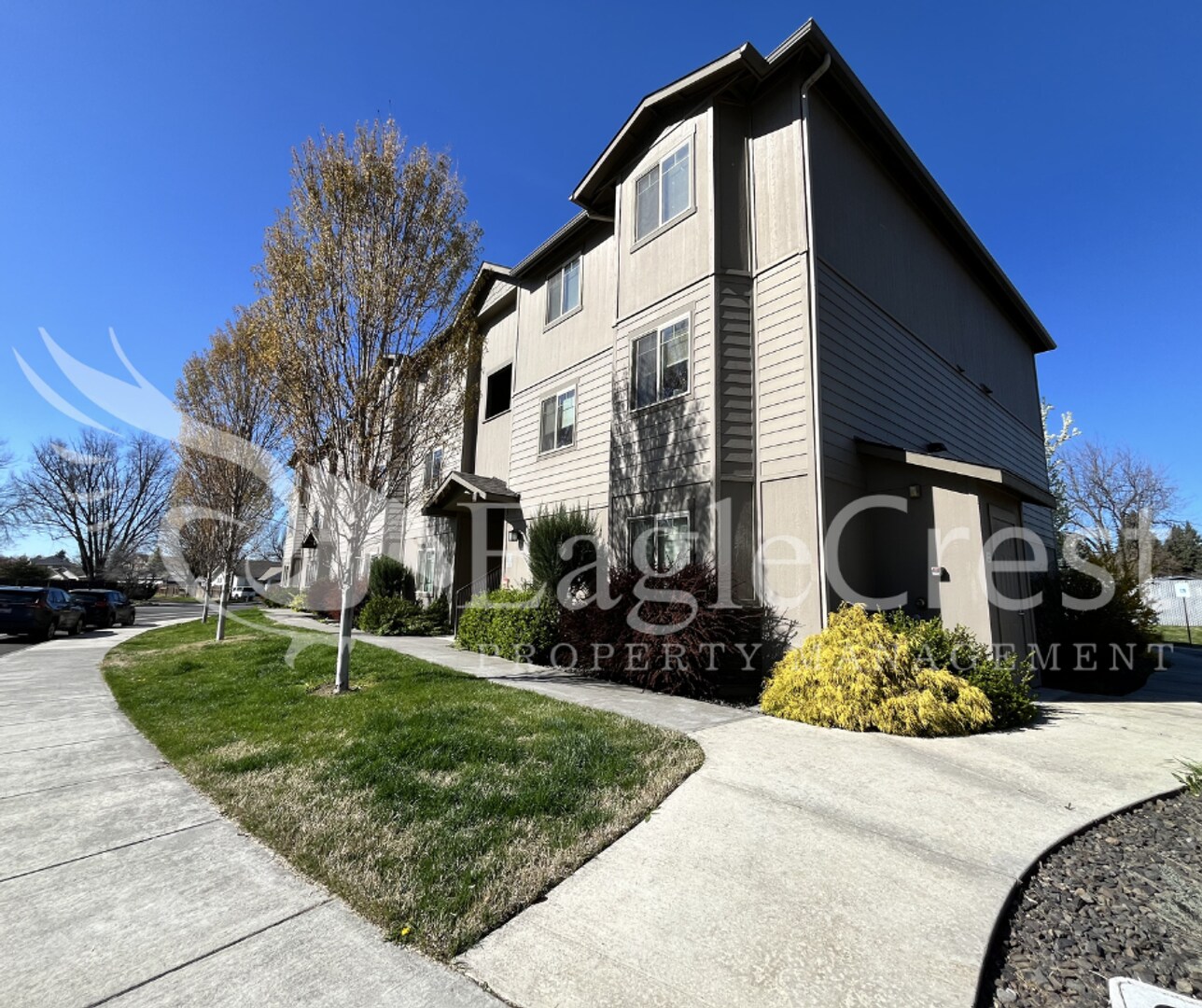 Building Photo - Two Bedroom, One and a Half Bathroom Unit