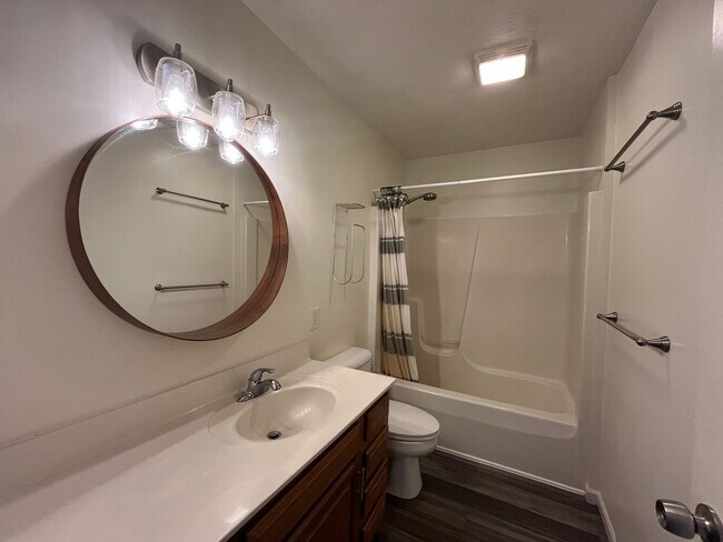 Building Photo - 6209-6211 Hipps Hollow