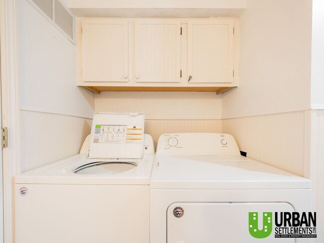 Building Photo - West Hills Gem – Space, Style & Prime Location!