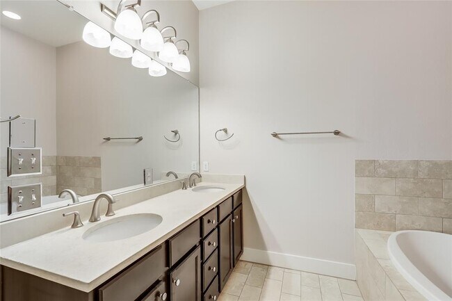 Building Photo - 2520 Bluebonnet Ln