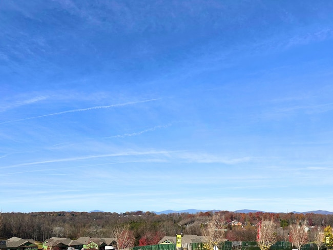Building Photo - Upper Level Apartment in Wyndhurst with Gr...