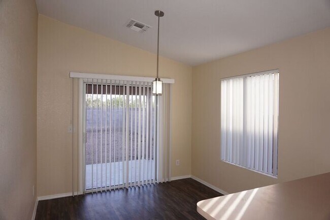 Building Photo - Popular Location, 3Bdm 2Ba Home