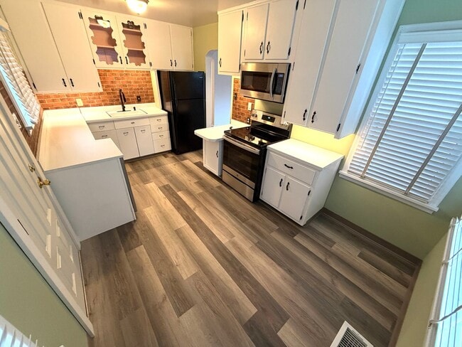 Building Photo - 3 Bed 1 Bath Single Family Home W/ Fully Fenced Yard and Garage!