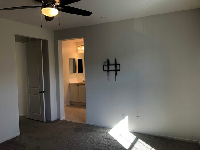 Building Photo - Beautiful 4 Bed 3 Bath Home In Harmony Gro...