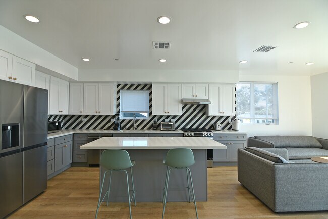 Building Photo - 2533 S Curson Ave