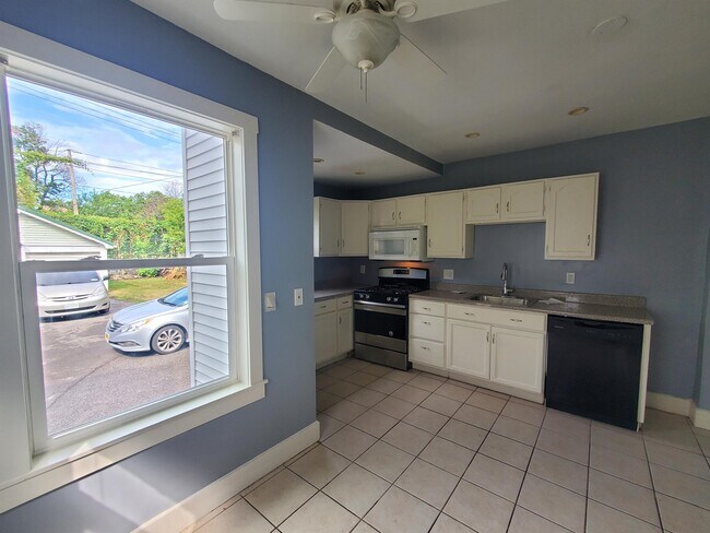 Building Photo - 420-422 Cedarwood Terrace