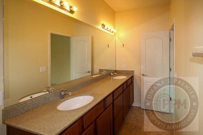 Building Photo - Beautiful 5Bd/3Ba House! | Papillion, Ne!