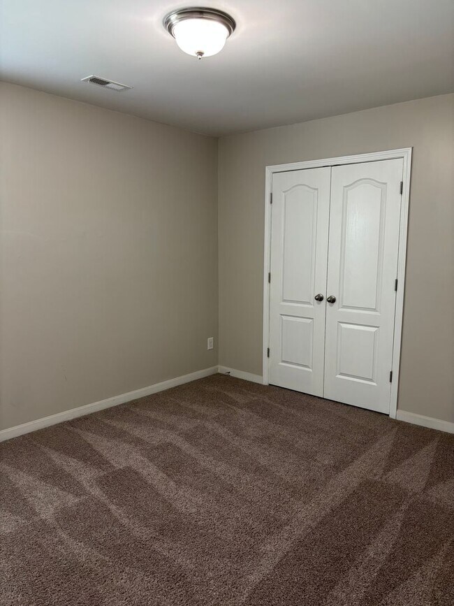 Building Photo - Four Bedroom Home In Mineral Springs/Unive...
