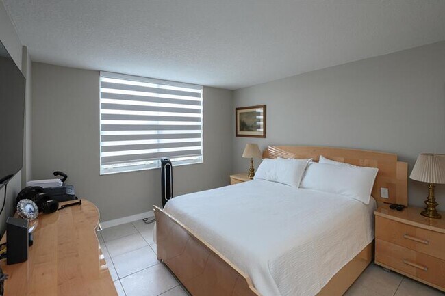 Building Photo - 9410 Poinciana Pl