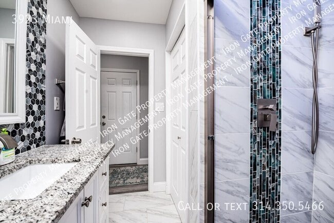 Building Photo - 3923 Miami-