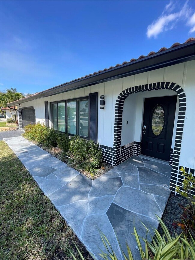 Building Photo - 8275 Shadow Wood Blvd