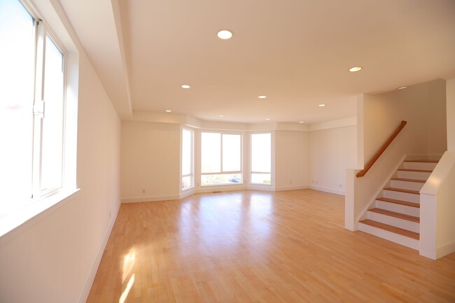 Building Photo - Bayview: Modern Townhome 4 bedroom 2 1/2 B...