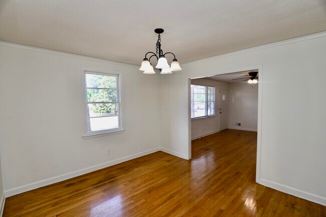 Building Photo - 1912 Dominion Dr