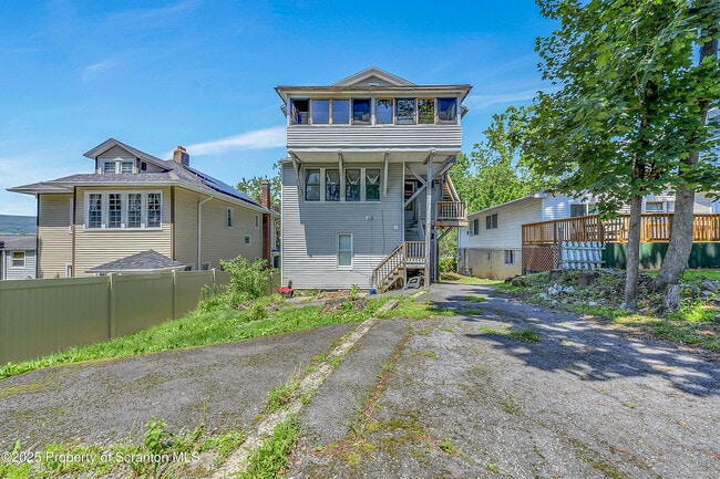 Building Photo - 934 Woodlawn St