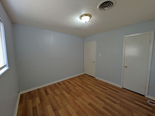 Building Photo - 3529 Bowling Ln