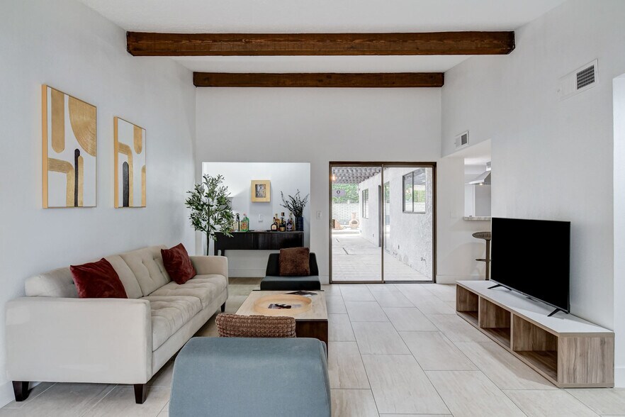 Building Photo - 945 Vegas Valley Dr