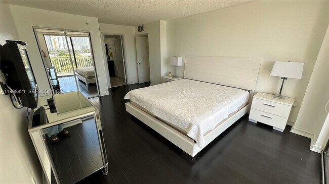 Building Photo - 210 174th St