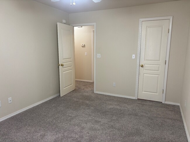 Building Photo - 2310 S Hickory St