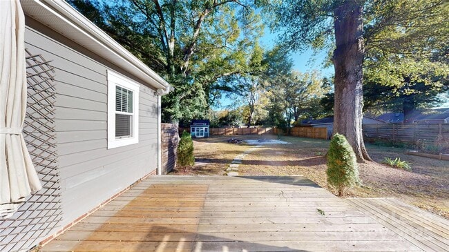 Building Photo - 1412 N Sharon Amity Rd