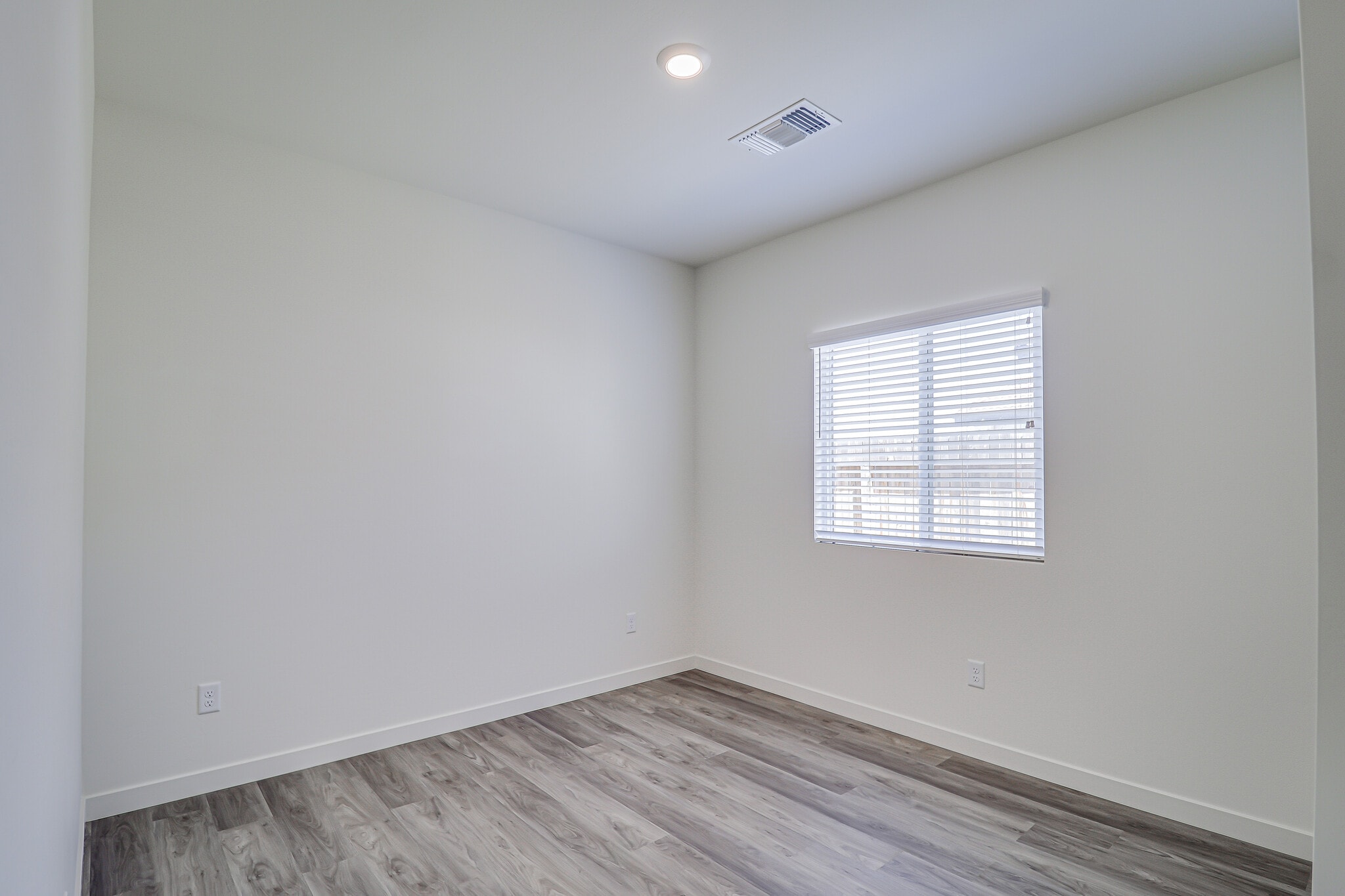 Building Photo - 15017 Maryvale Ave
