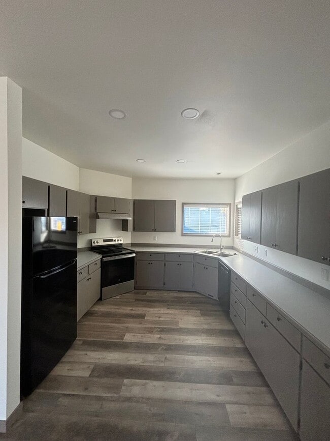 Building Photo - Remodeled Midtown Apartment (APP#244)