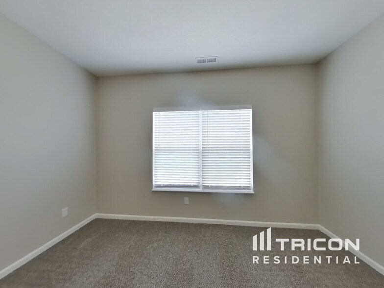 Building Photo - 485 Thunderwood Dr