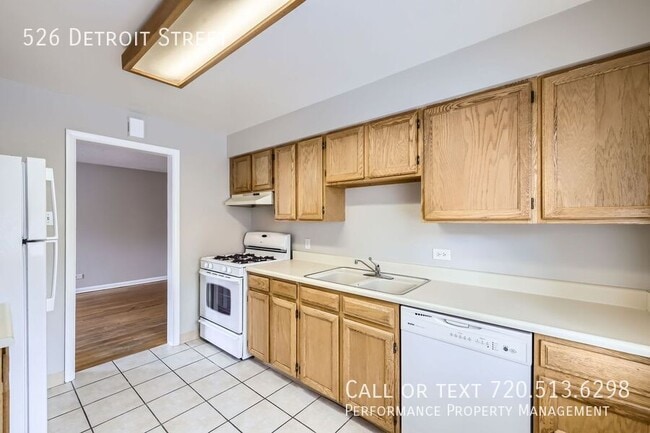 Building Photo - 526 Detroit St