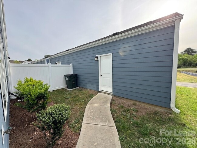 Building Photo - 335 Ladybird Ln