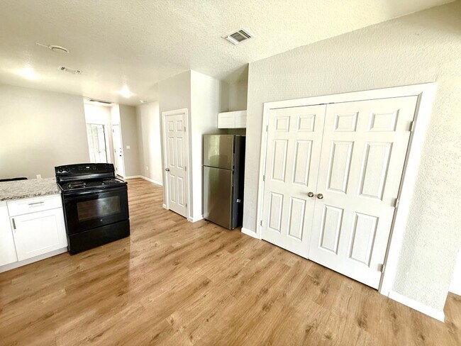 Building Photo - 2422 W Commerce St