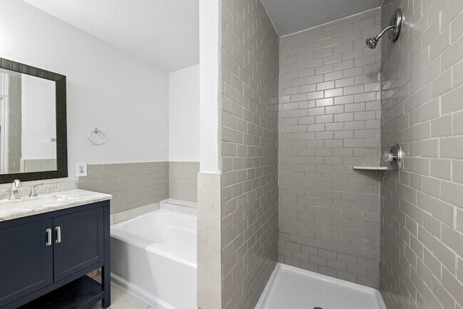 Building Photo - 12130 La Salle Oaks