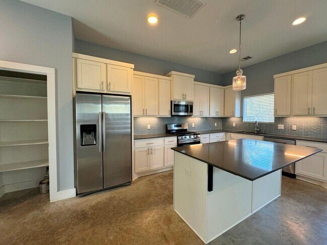 Building Photo - 6201 Felix Ave