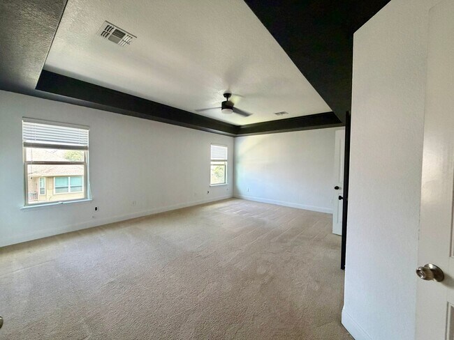 Building Photo - Welcome home to 621 Cavan!