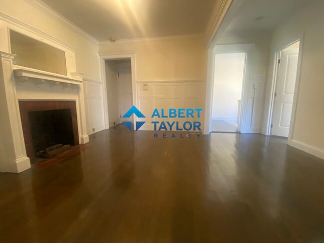 Building Photo - 460 Park Dr