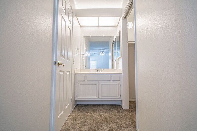 Building Photo - Charming 2-Bedroom Condo with Loft in the American Beauty Community of Canyon Country