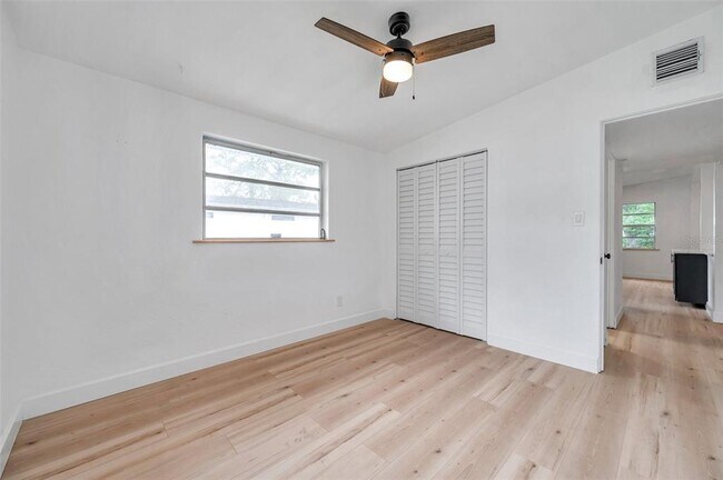 Building Photo - 209 Southeast Jefferson Cir N