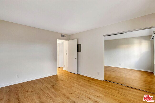 Building Photo - 811 21st St