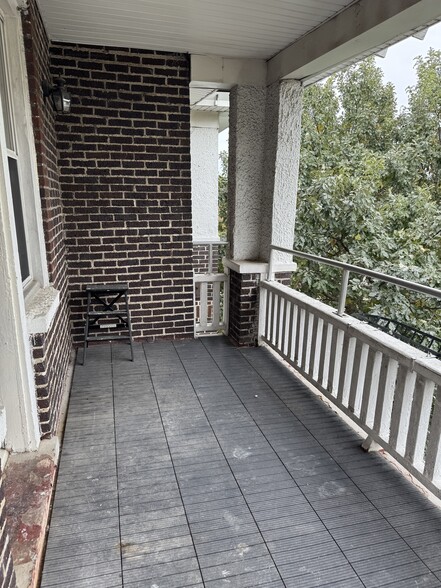 Patio_Balcony Pic 1 - 535 W 36th St
