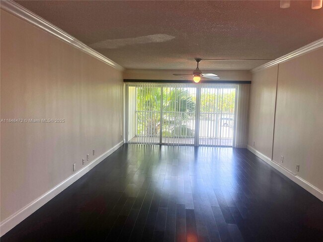 Building Photo - 100 Lakeview Dr