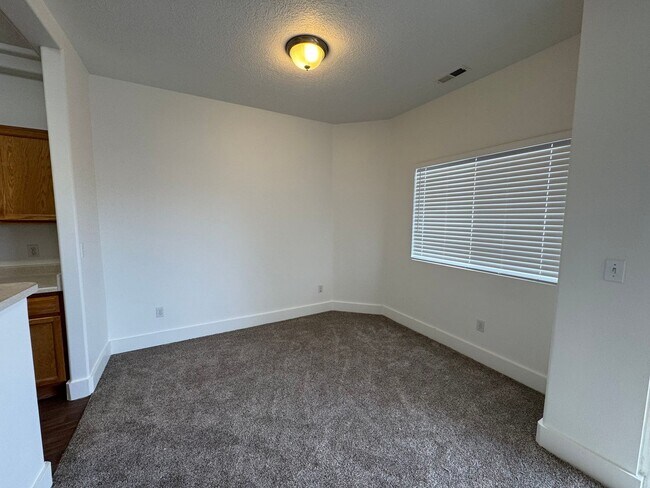 Building Photo - Amazing Riverton Townhome in Aspen Springs!