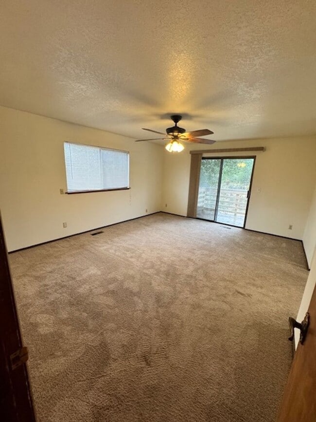 Building Photo - $1000 Move In Special! Available for Move In!