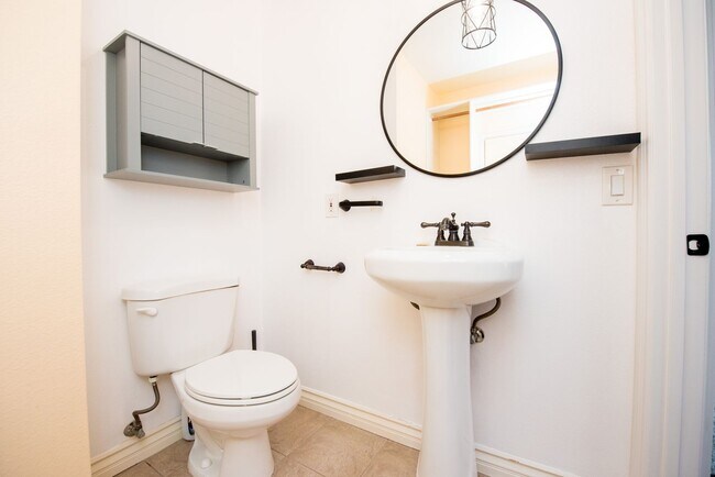 Building Photo - Costa Mesa Newport Heights Stunner!