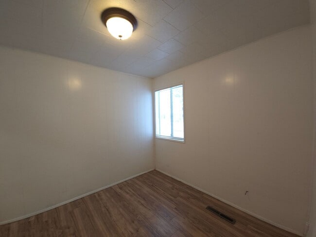 Building Photo - Nice house with a huge garage